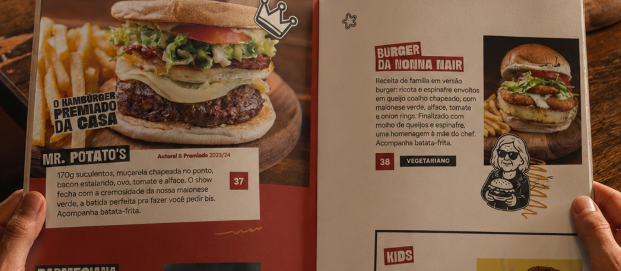 Cardápio novo da Potato’s Burger aberto na mesa, com o Mr. Potato’s em destaque como hambúrguer premiado da casa